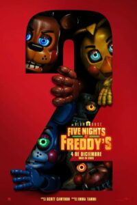 Imagen promocional de Five Nights at Freddy’s 2 mostrando a animatrónicos con apariencia desgastada y expresiones inquietantes, iluminados por una luz tenue que refuerza la atmósfera de terror y misterio de la película.